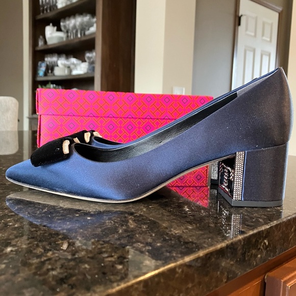 New Tory Burch Gigi Block Heel Pump, Navy Blue Satin, Crystal Embellished Logo - Picture 4 of 16